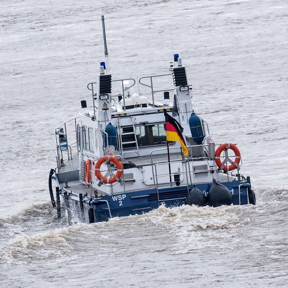 „Gefährliche Kombination“: Mann fährt betrunken mit Sportboot auf dem Rhein