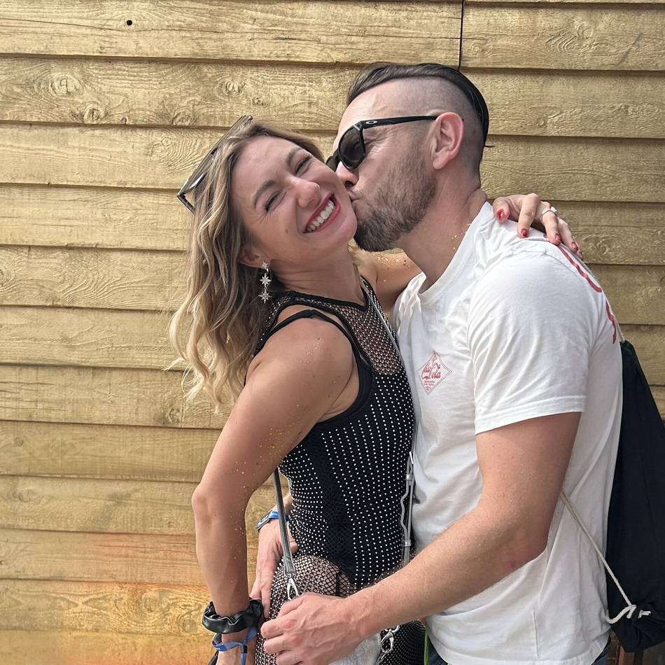 „Hochzeiten“ auf dem Festival: Parookaville-Citizens besiegeln ihre Fake-Ehe – mit Gummiring und Bier
