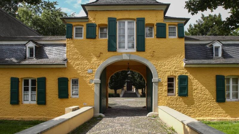 Feier im Innenhof von Haus Katz: Jüchener Schützen veranstalten Sommerzauber