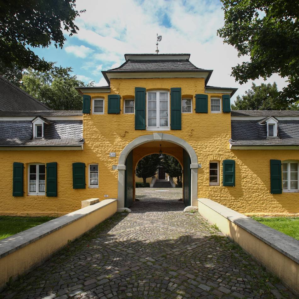 Feier im Innenhof von Haus Katz: Jüchener Schützen veranstalten Sommerzauber