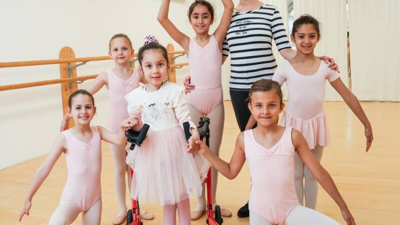 Neusser Kind lernt Ballett mit Gehgestell: „Wenn ich aufgebe – wer gibt ihr dann die Kraft zum Fliegen?“