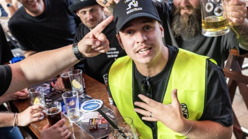 Party-Wahnsinn in Düsseldorf: 5000 Euro für Junggesellenabschiede auf der Bolkerstraße – „Die Altstadt ist berüchtigt“