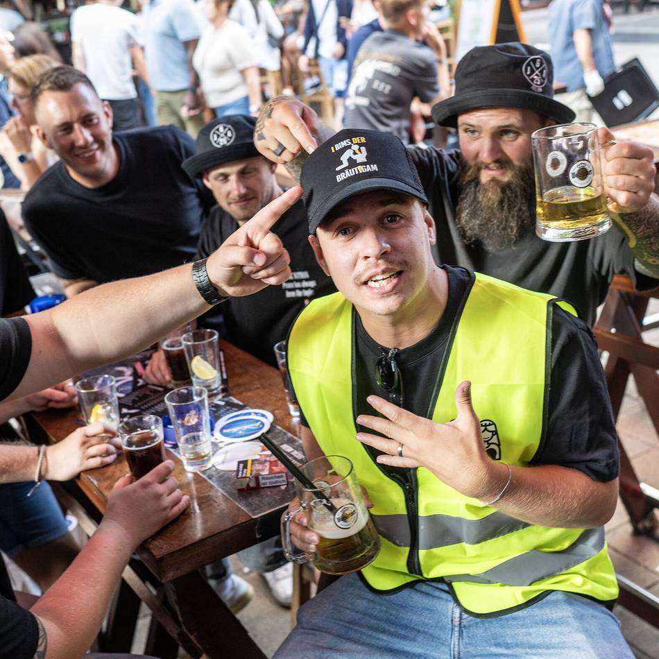 Party-Wahnsinn in Düsseldorf: 5000 Euro für Junggesellenabschiede auf der Bolkerstraße – „Die Altstadt ist berüchtigt“