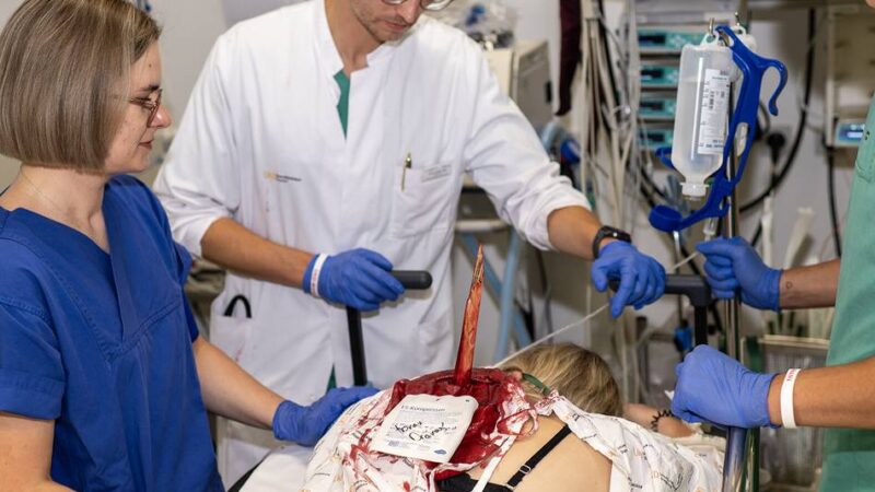 Explosion mit vielen Verletzten simuliert: Ärzte und Sanitäter üben an der Uniklinik für den Ernstfall