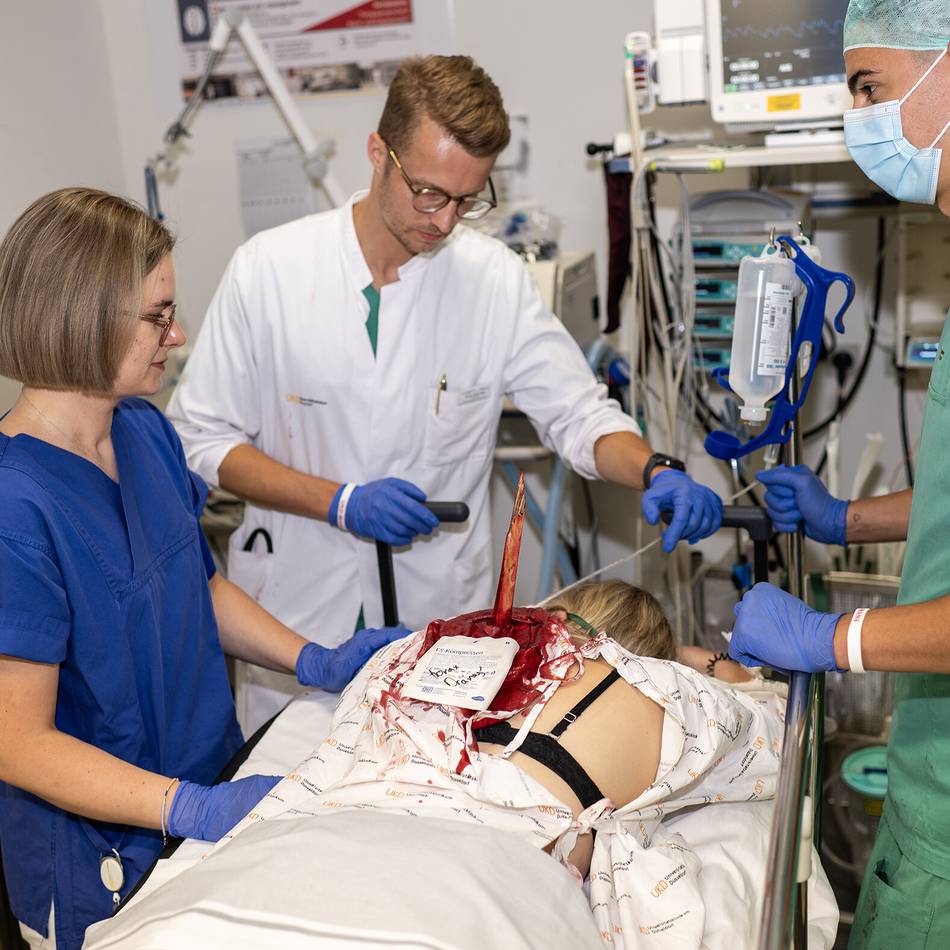 Explosion mit vielen Verletzten simuliert: Ärzte und Sanitäter üben an der Uniklinik für den Ernstfall