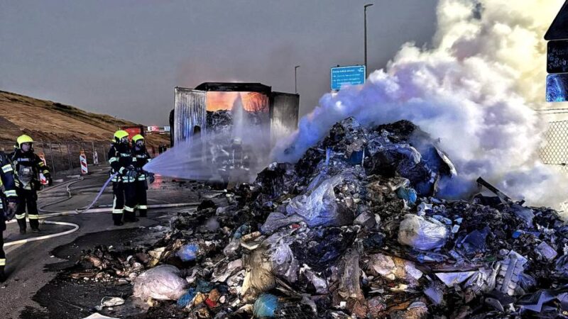 Feuerwehr drei Stunden im Einsatz: Nächtlicher Lkw-Brand auf Abfalldeponie