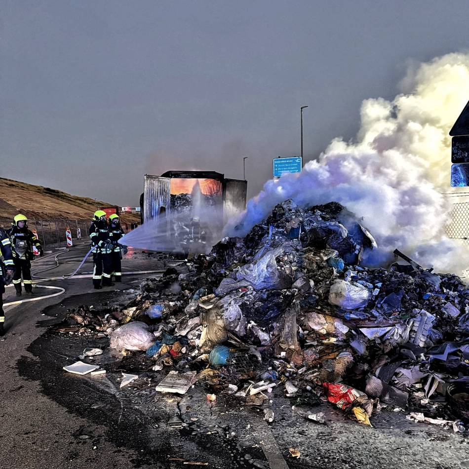 Feuerwehr drei Stunden im Einsatz: Nächtlicher Lkw-Brand auf Abfalldeponie