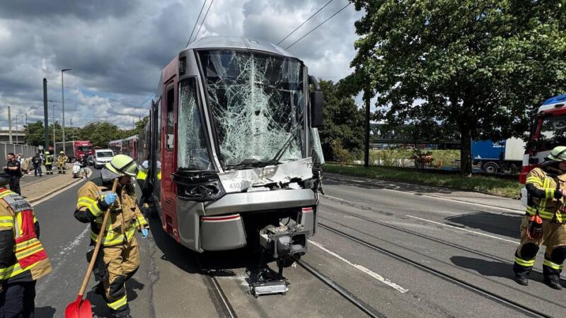 Schwerer Unfall in Neuss: Straßenbahn kollidiert mit Lkw – fünf Verletzte