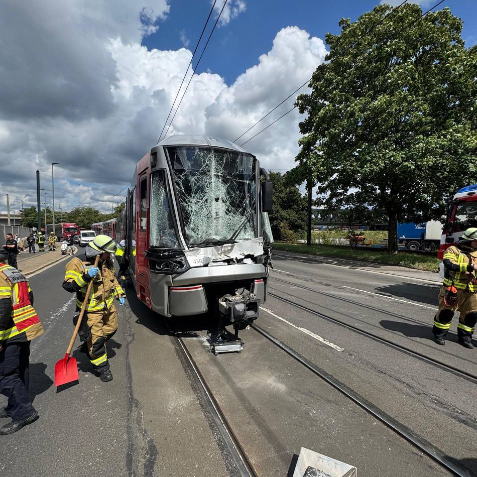 Schwerer Unfall in Neuss: Straßenbahn kollidiert mit Lkw – fünf Verletzte