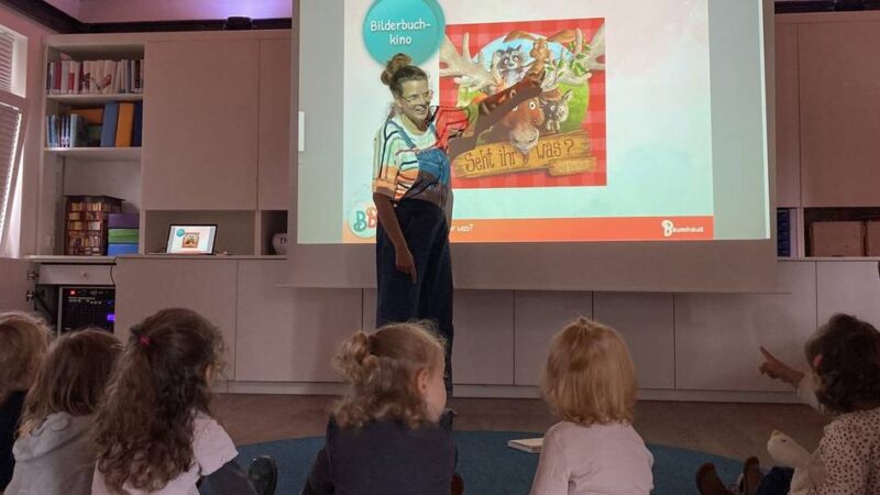 Monheimer Tageskinder: Kleine Kinder entdecken große Geschichten im Ulla-Hahn-Haus