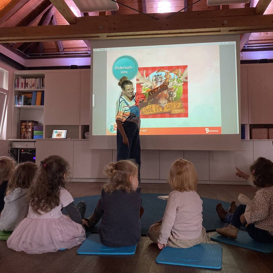 Monheimer Tageskinder: Kleine Kinder entdecken große Geschichten im Ulla-Hahn-Haus