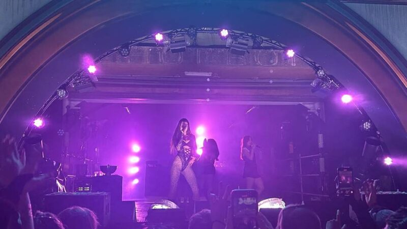 Polarisierende Rapperin auf dem Parookaville: Ikkimel schwingt die Peitsche und provoziert mit ihrem Auftritt