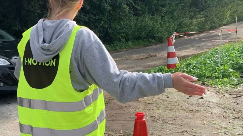 Junge Frau leicht verletzt: Parookaville – Autofahrerin fährt Streckenposten an und flüchtet
