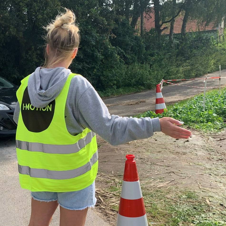 Junge Frau leicht verletzt: Parookaville – Autofahrerin fährt Streckenposten an und flüchtet