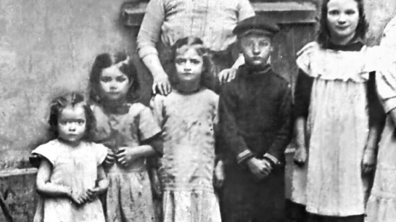 Ausstellung „Stolz und Vorurteil“: Wie das Schicksal einer Alleinerziehenden bis heute berührt