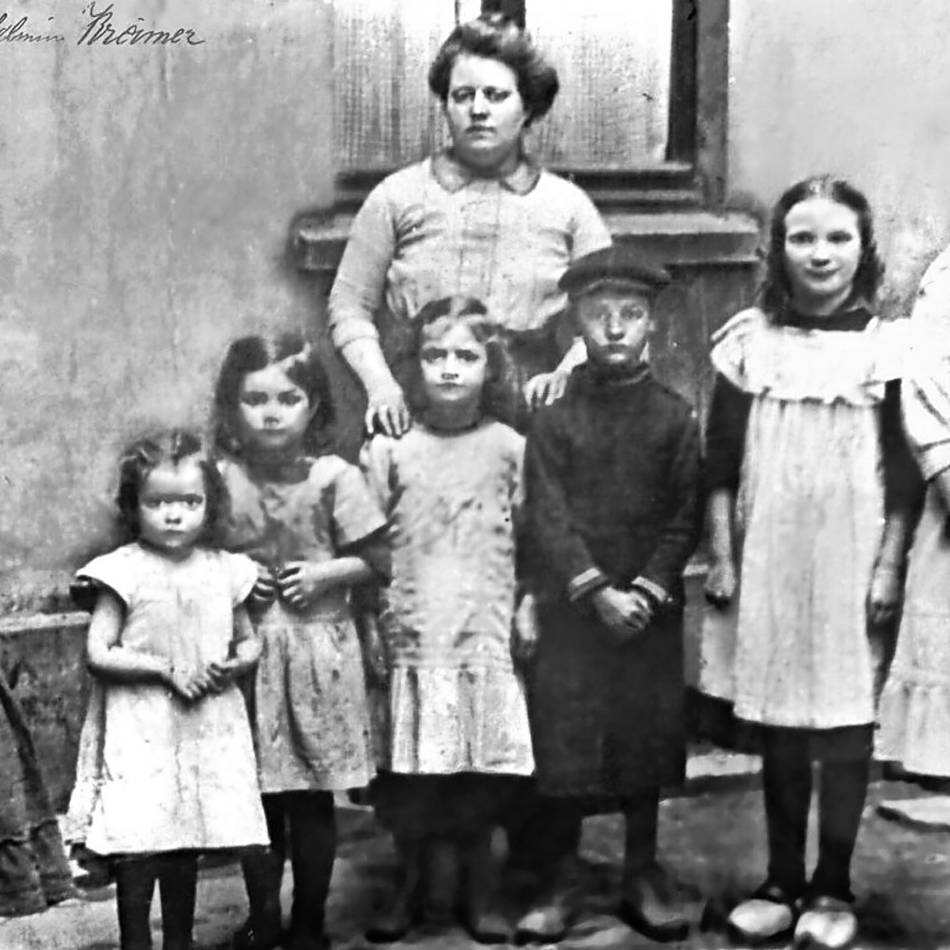 Ausstellung „Stolz und Vorurteil“: Wie das Schicksal einer Alleinerziehenden bis heute berührt