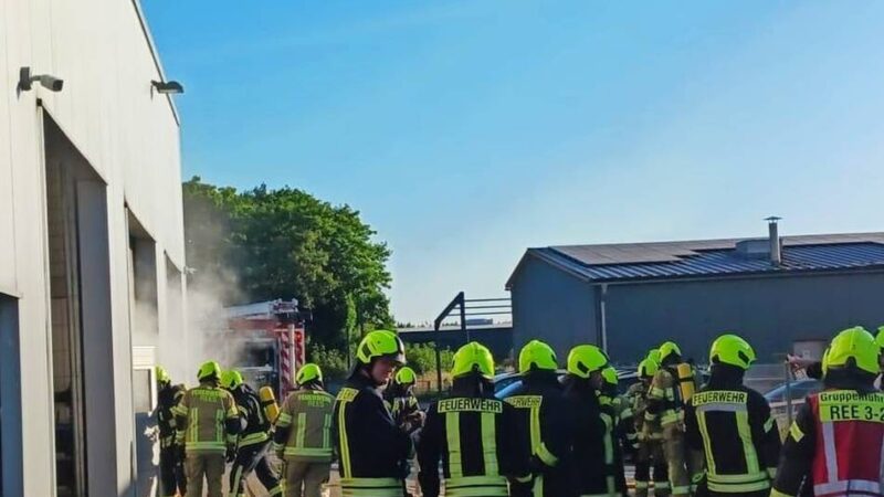 Großübung für zwei Löschzüge in Rees: Heiße Übung für die Feuerwehr