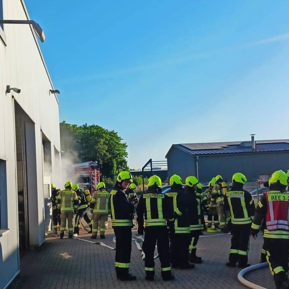 Großübung für zwei Löschzüge in Rees: Heiße Übung für die Feuerwehr
