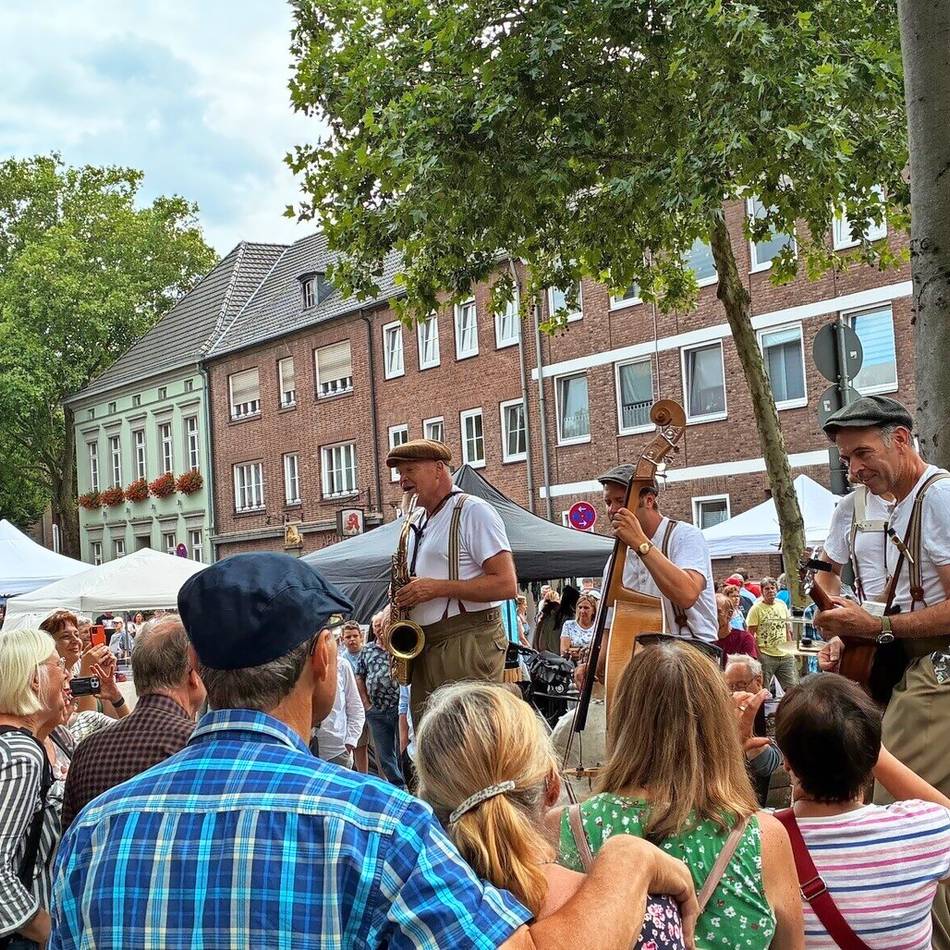 Zweite Folge der „Marktkonzerte“: Musik, Handel, Geselligkeit – Damist ist Rees erfolgreich