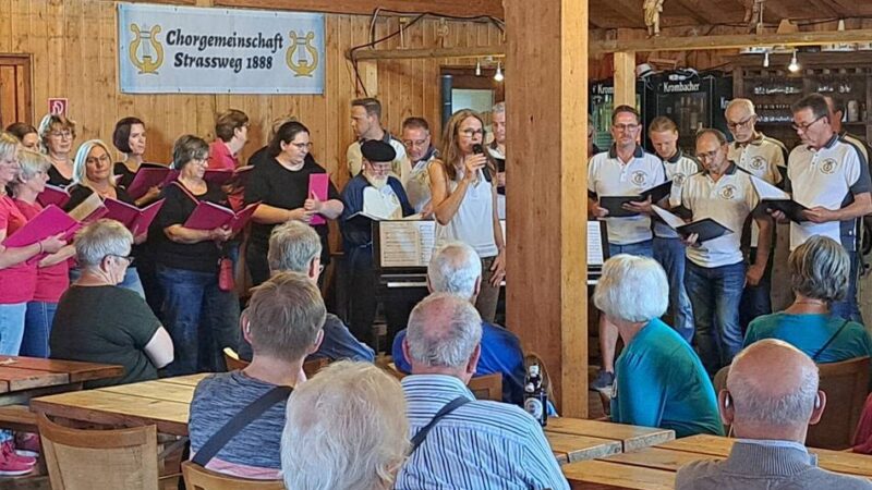 Premiere in Hückeswagen: Vier befreundete Chöre geben Almhütten-Konzert