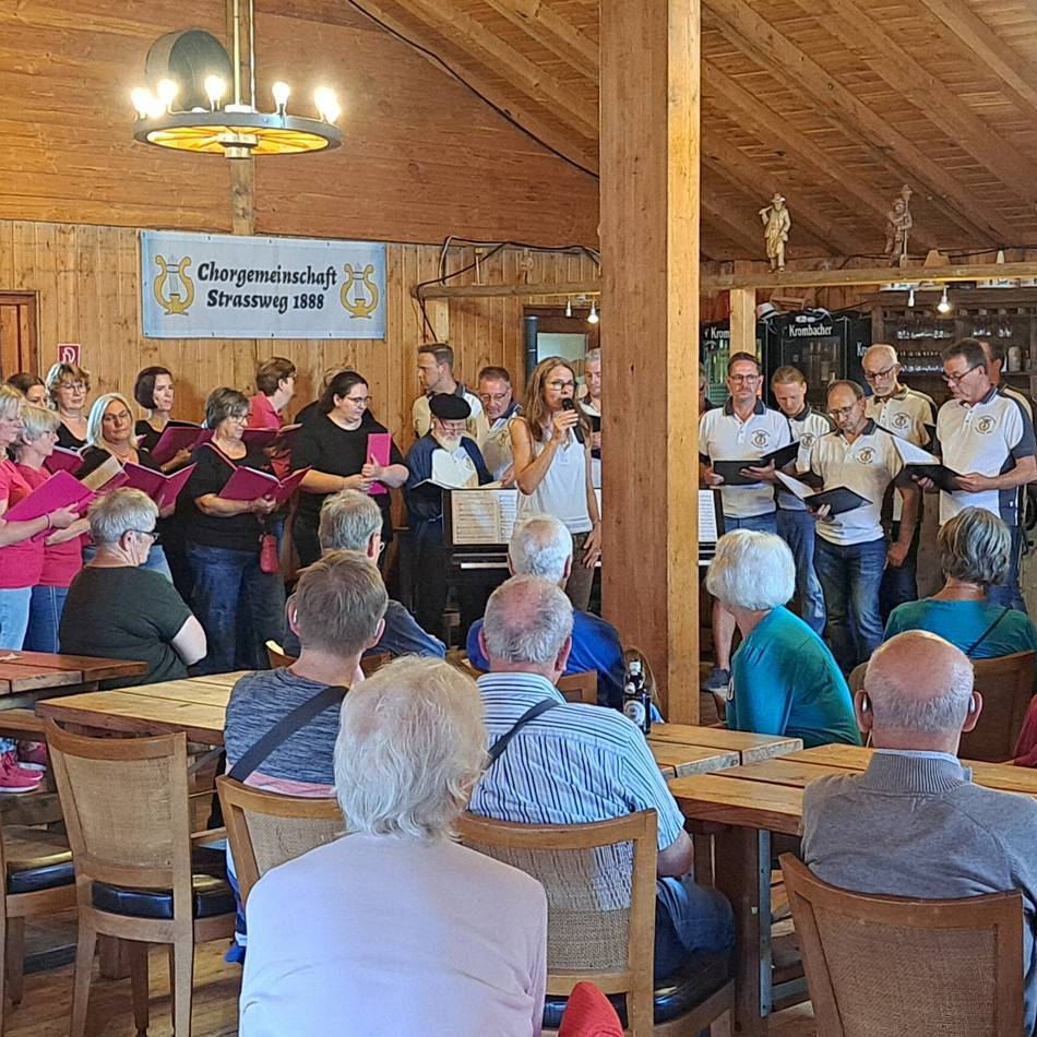 Premiere in Hückeswagen: Vier befreundete Chöre geben Almhütten-Konzert
