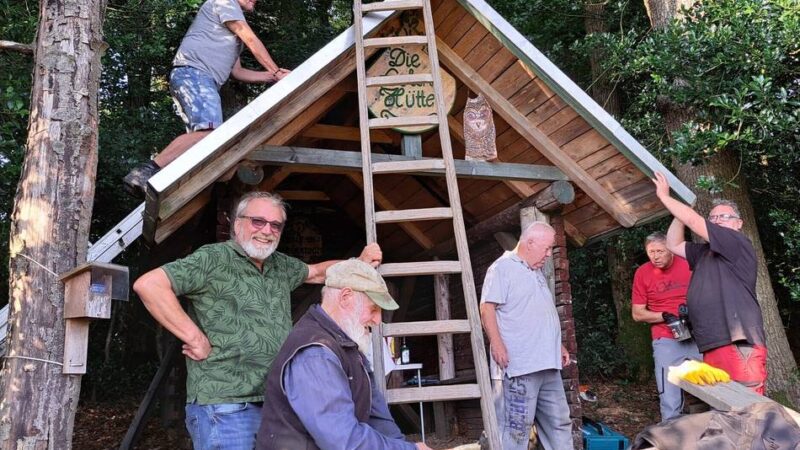 Hückswagener Männerchor: Straßweger Sänger reparieren Dach der Eulenhütte