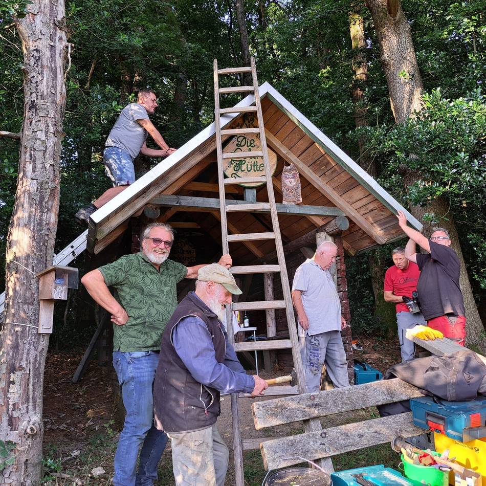 Hückswagener Männerchor: Straßweger Sänger reparieren Dach der Eulenhütte