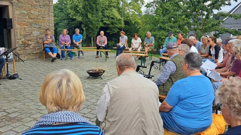 Hückeswagener Konzertreihe „summertime!“: „Lagerfeuer“ und christliche Jugendlieder früherer Zeiten vor der Pauluskirche