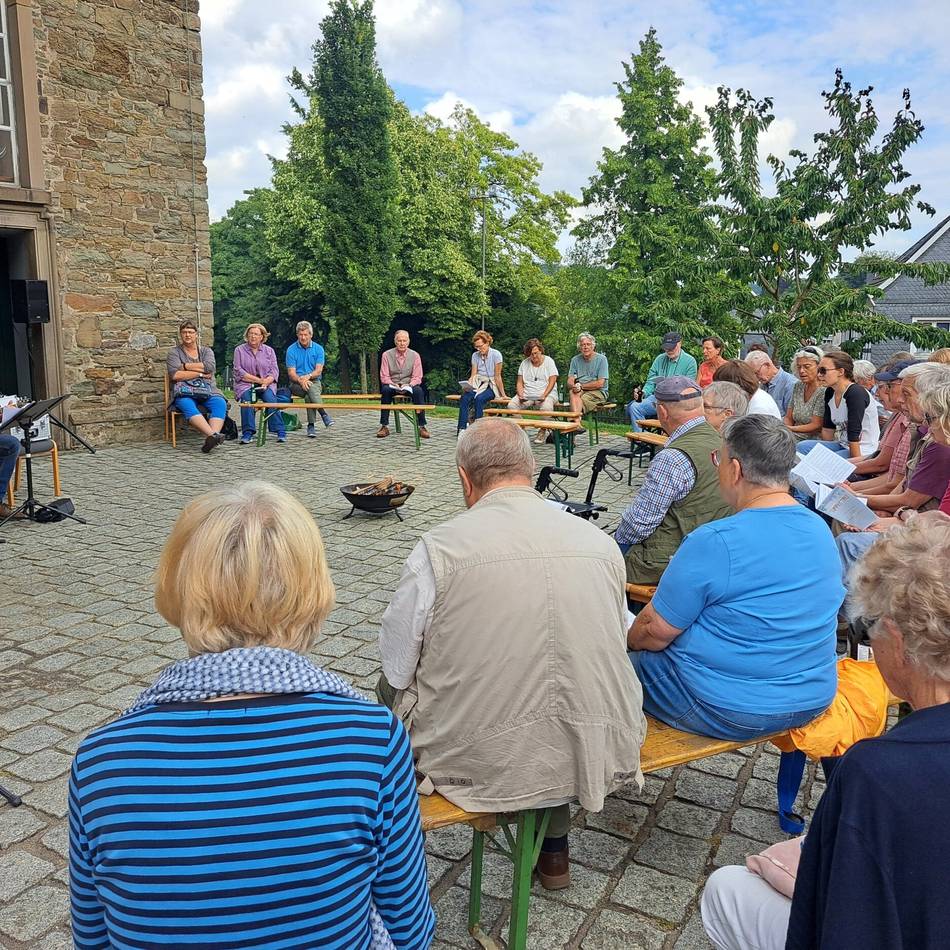 Hückeswagener Konzertreihe „summertime!“: „Lagerfeuer“ und christliche Jugendlieder früherer Zeiten vor der Pauluskirche