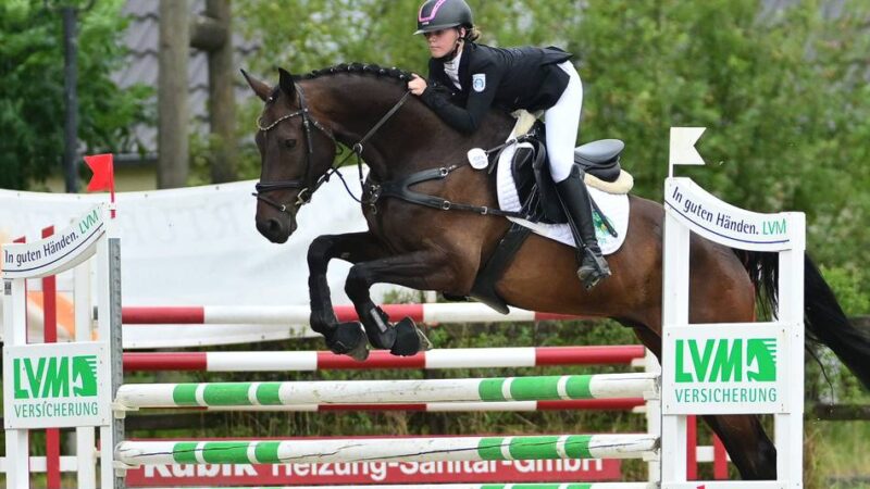 Sieg im Springparcours: Laura Hetzel glänzt beim Sommerturnier in Eversael