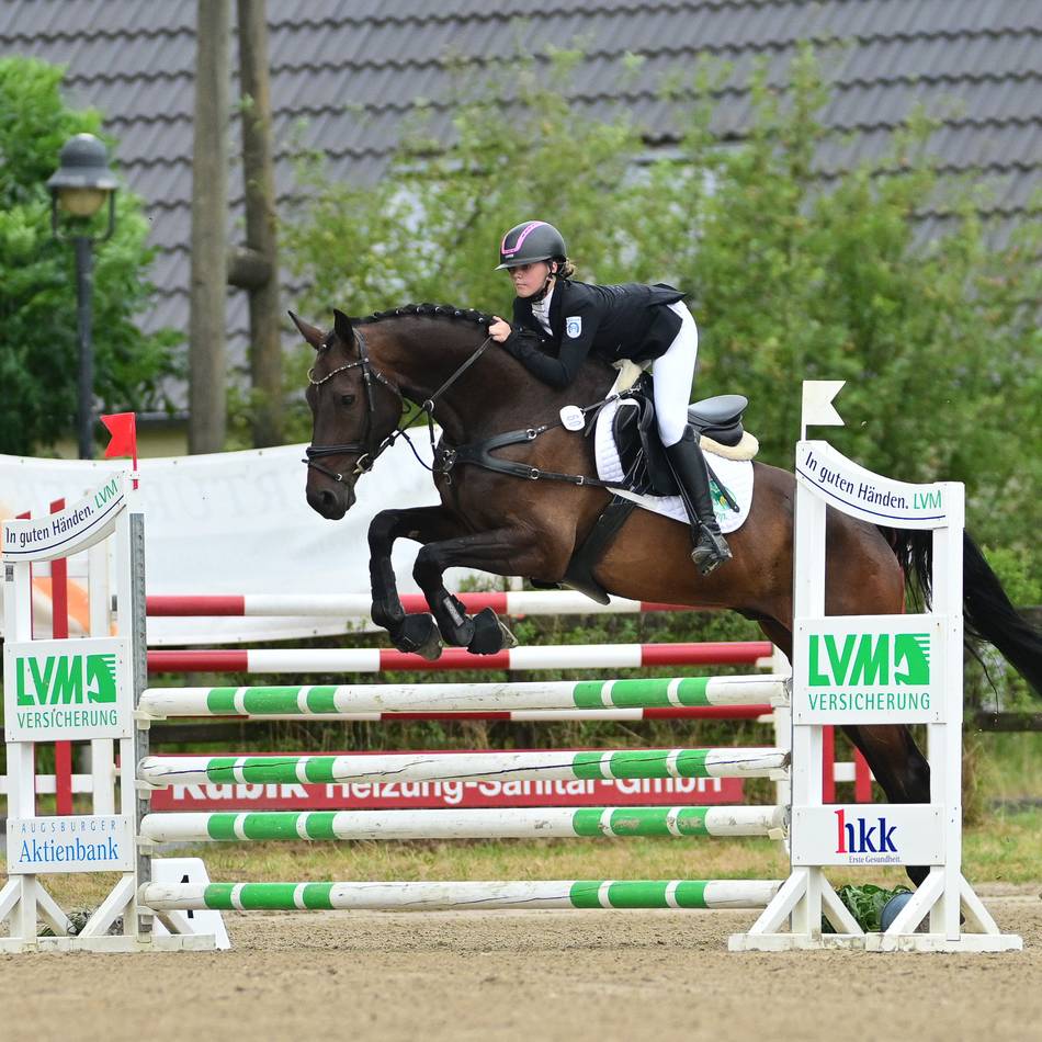 Sieg im Springparcours: Laura Hetzel glänzt beim Sommerturnier in Eversael