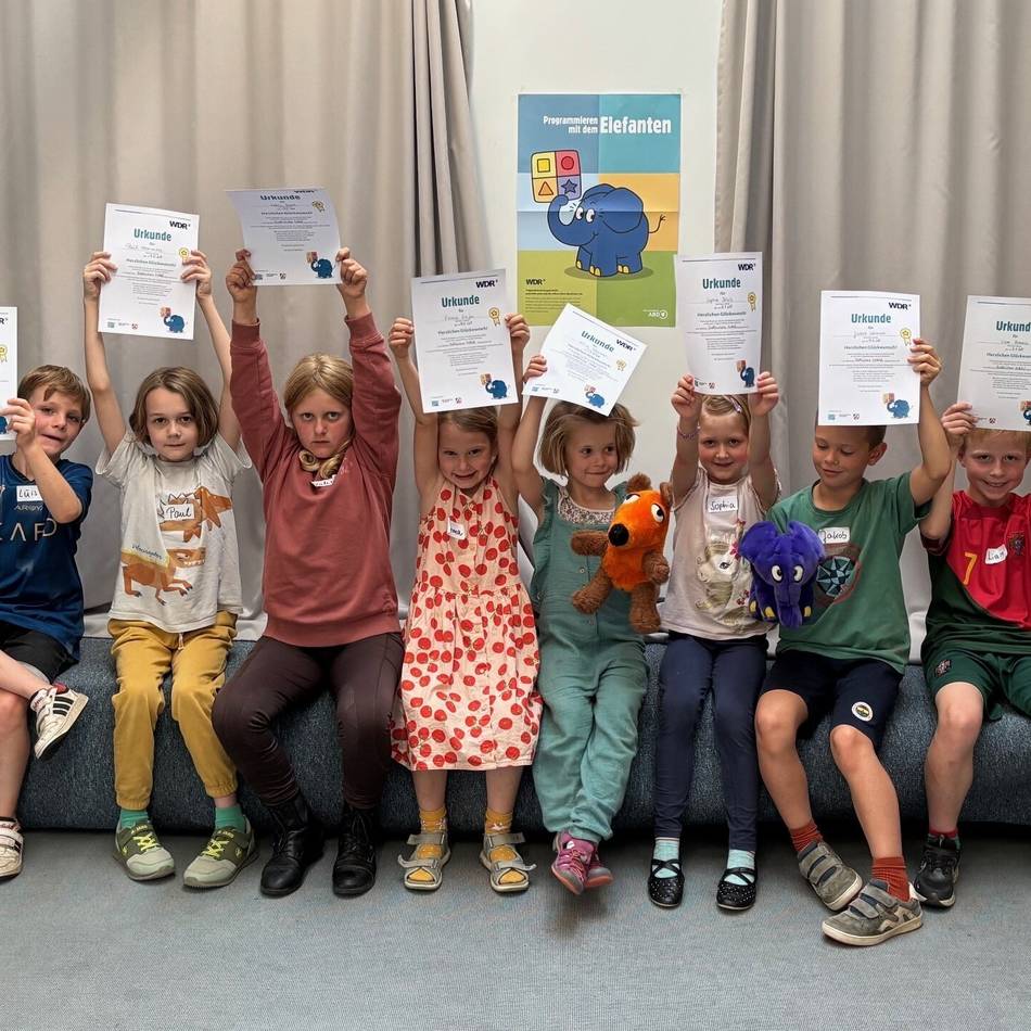 Ferienaktion der Stadtbücherei: Spielerisch programmieren mit dem blauen Elefanten