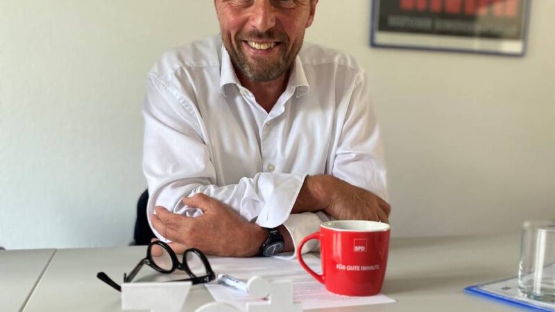 Uwe Richrath startet Kampagne für Wiederwahl: Wadenwahlkampf auf dem Lastenfahrrad