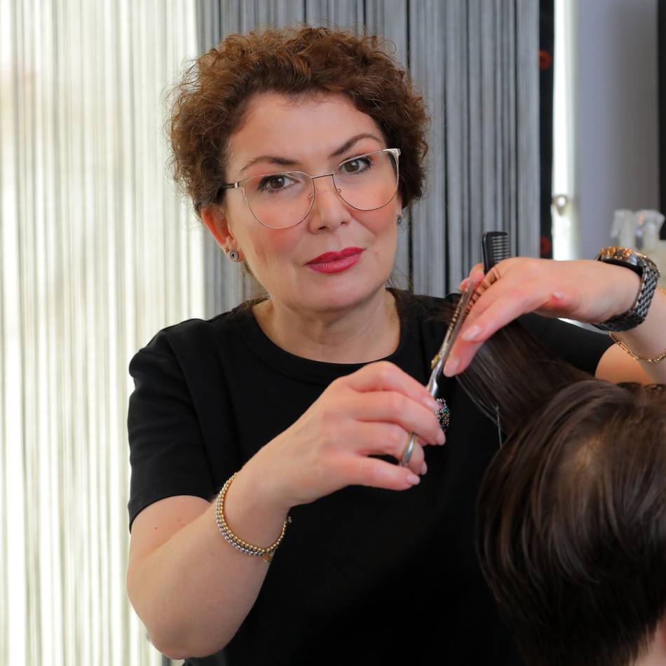 Salon „Seitenscheitel“ in Rheinberg: 1000-Euro-Spende für „Frauen helfen Frauen“