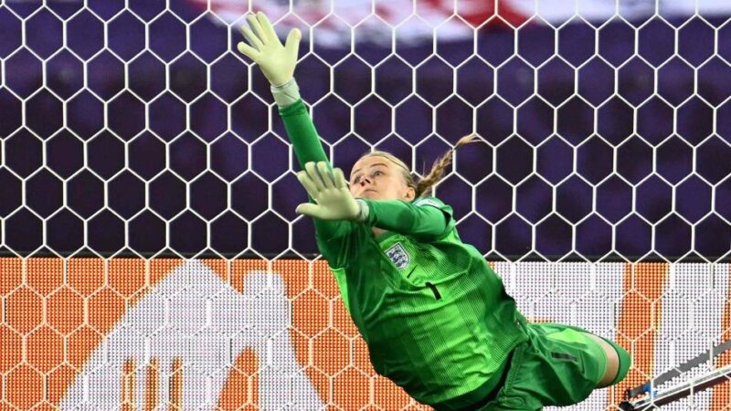 Keeperin in der Heldenrolle: England feiert nach Elfmeterkrimi Torhüterin Hannah Hampton