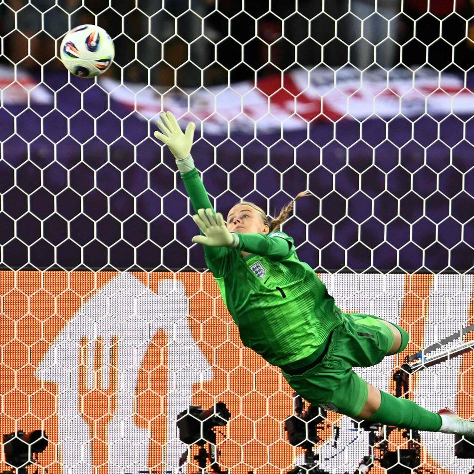 Keeperin in der Heldenrolle: England feiert nach Elfmeterkrimi Torhüterin Hannah Hampton