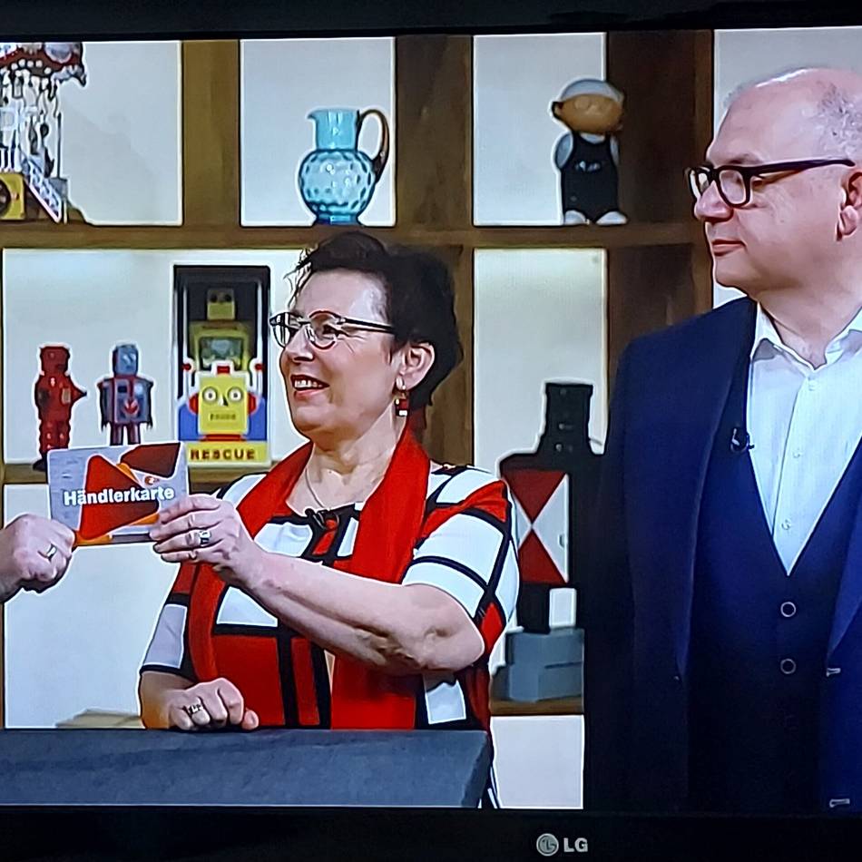 ZDF-Show „Bares für Rares“: Reuschenberger Königspaar verkauft alte Schnapsflasche im Fernsehen