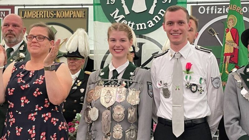 Feierlicher Krönungsball beendet das Mettmanner Schützenfest: Jetzt trägt Königin Sarah die Schützenkrone