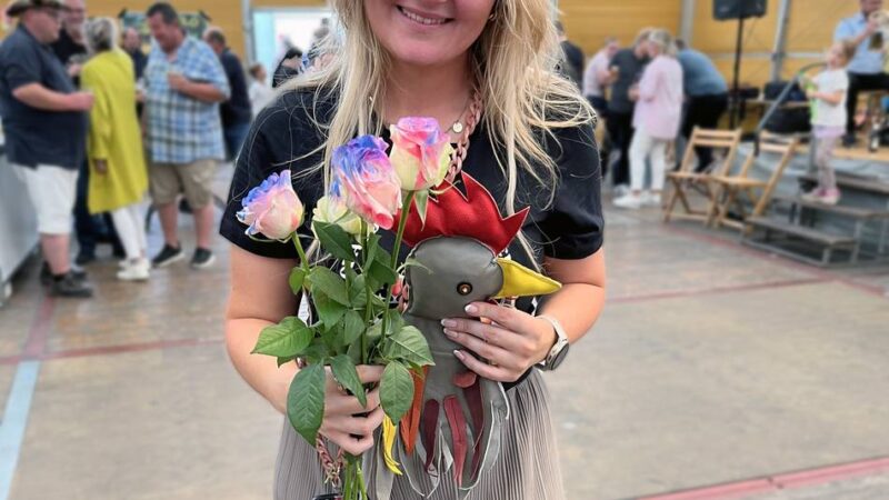 Novum in Neuss: Die erste Hahnenkönigin für Speck-Wehl