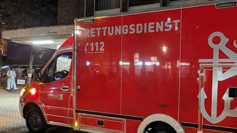 Gegen einen Ampelmast gefahren: Zwei Personen bei Unfall in Düsseldorf lebensgefährlich verletzt