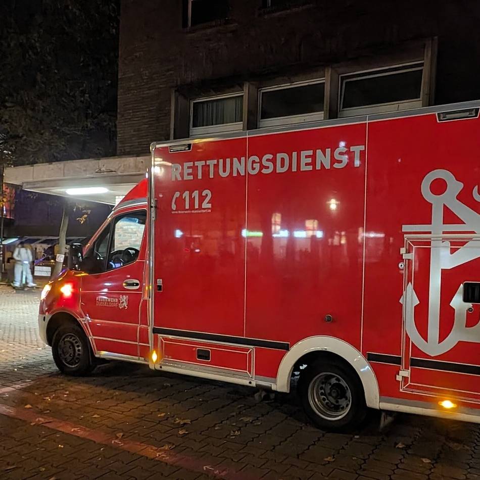 Gegen einen Ampelmast gefahren: Zwei Personen bei Unfall in Düsseldorf lebensgefährlich verletzt