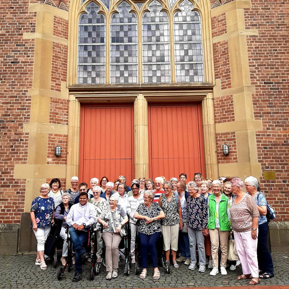 Jahresausflug der Frauengemeinschaft: 38 kfd-Frauen besuchen Pastor Dino Kakumanu in Kleve