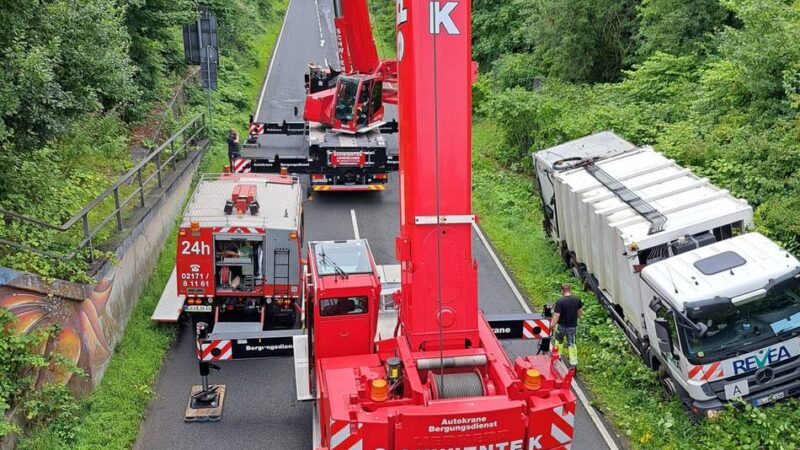 Verkehrschaos in Wermelskirchen: Müllwagen verunglückt – Lange Staus auf der Dellmannstraße