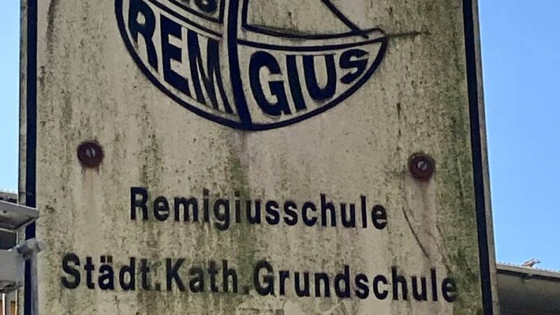 Platzmangel an Grundschule in Leverkusen: Stadt rüstet Lehrerzimmer mit mehr Steckdosen aus