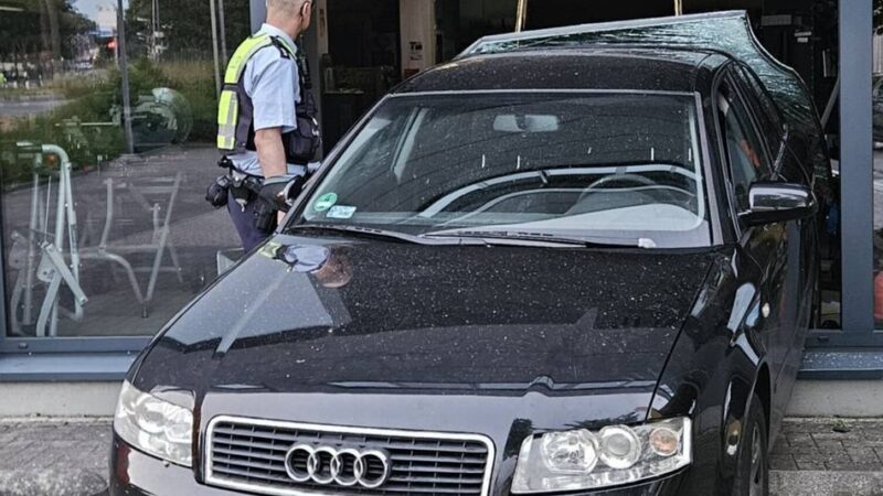 Flucht in Kleve: Einbrecher fahren mit Audi in Schaufenster von Werkzeughändler