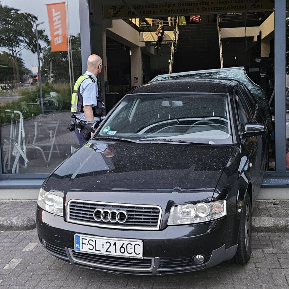 Flucht in Kleve: Einbrecher fahren mit Audi in Schaufenster von Werkzeughändler