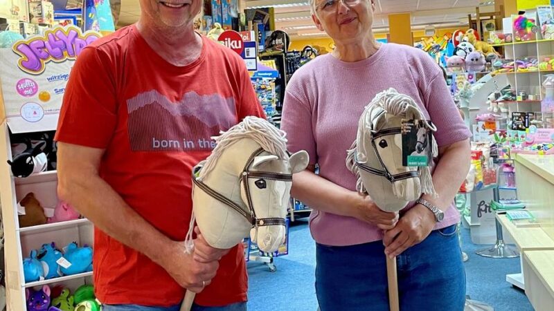 Neuer Trend bei Spielwaren Heinhaus: „Hoppe, Hoppe Hückeswagen“ – auf dem Steckenpferd