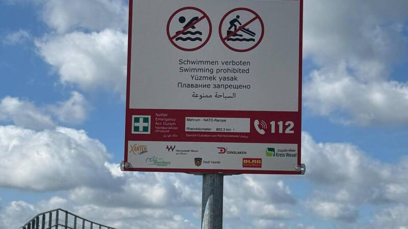 Lebensgefahr durch starke Strömung: Kreis Wesel warnt jetzt mit Hinweisschildern vor Baden im Rhein