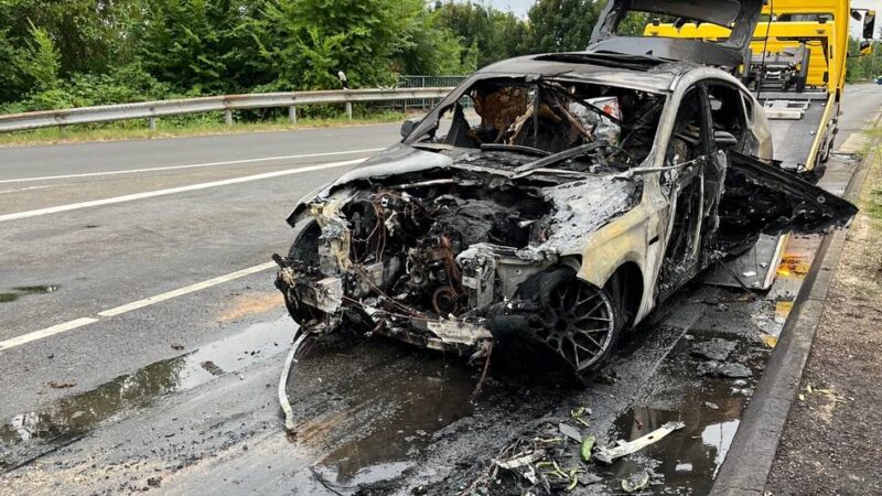Pkw-Brand in Mönchengladbach: Fahrzeug brennt nach Defekt vollständig aus