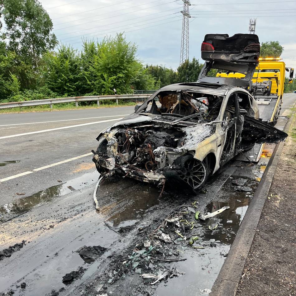 Pkw-Brand in Mönchengladbach: Fahrzeug brennt nach Defekt vollständig aus